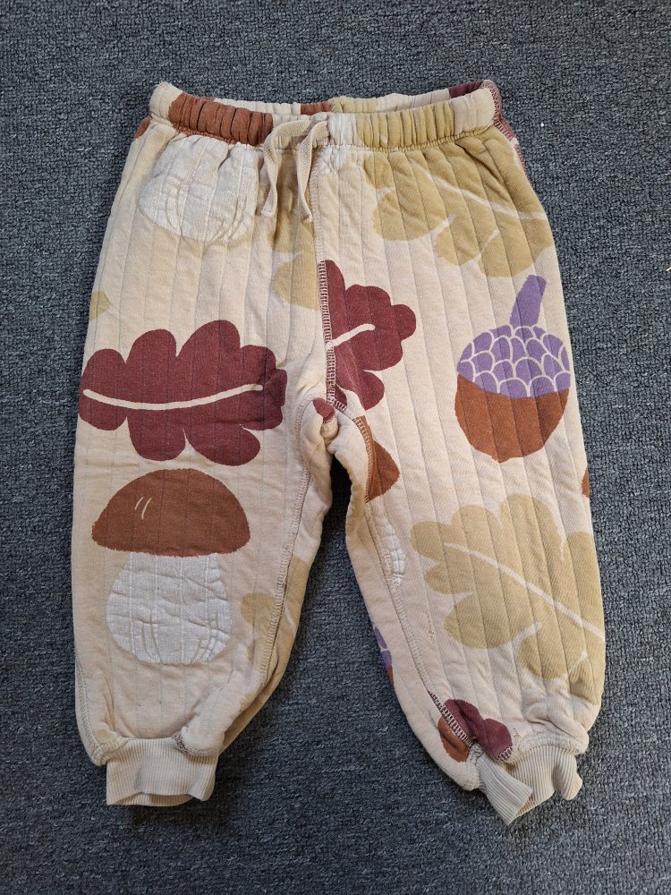 Beige Herbsthose Gr. 92 mit Herbstmotiven