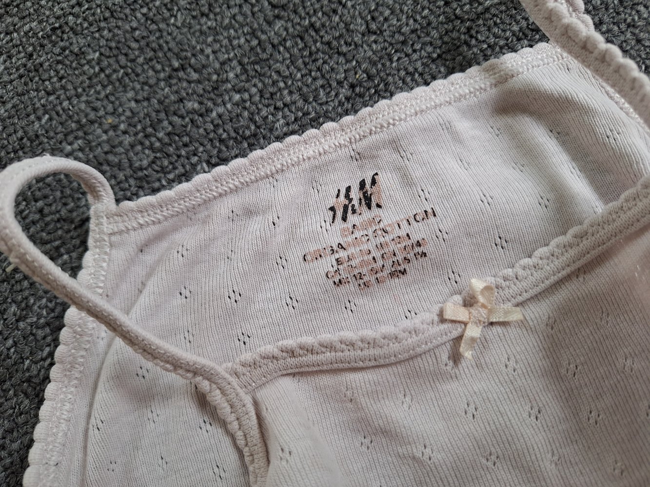 zartrosa Body mit Spaghettiträgern und Lochmuster Gr. 80/86