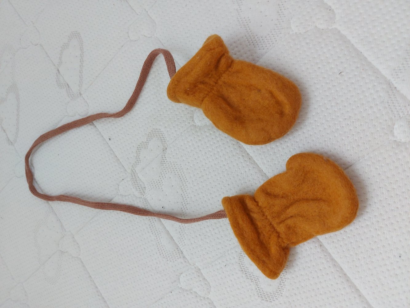  ockerfarbene Babyhandschuhe aus Merinowolle / Merinowollfäustlinge für Babys / Karamell-braun Woll Fleece Baby Fäustel