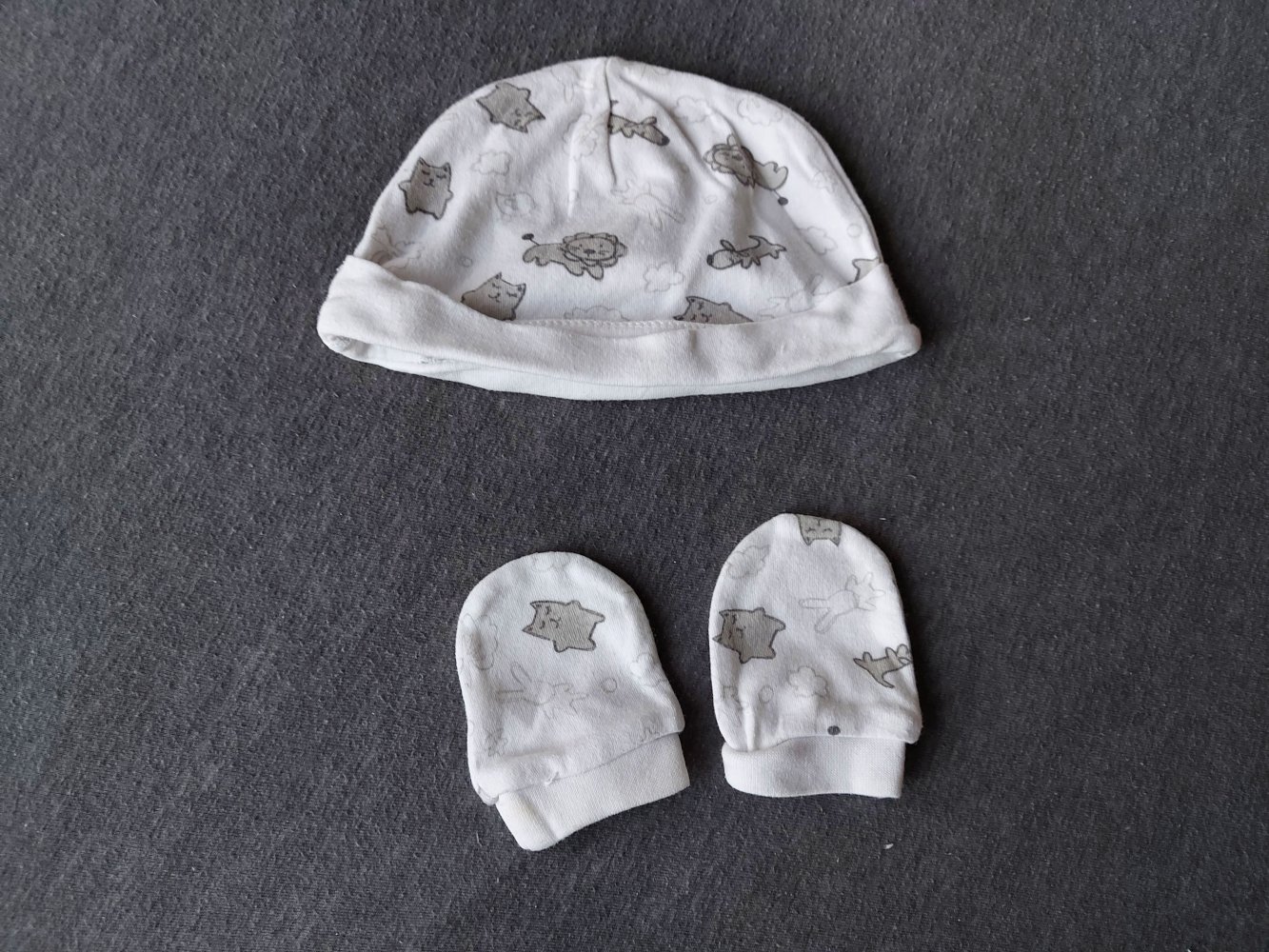 3-teiliges Babyset: weiße Babymütze und Kratzhandschuhe mit Tiermotiven