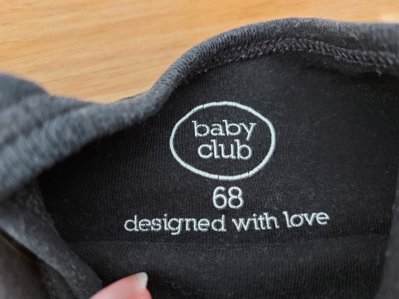 schwarzer Langarmbody Gr. 68 mit Sprechblase feed me now