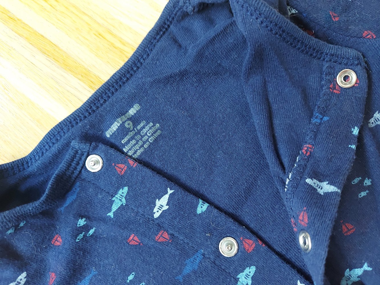 Dunkelblauer Babypyjama /Schlafstrampler mit Hai, Gr. 74 Jumper