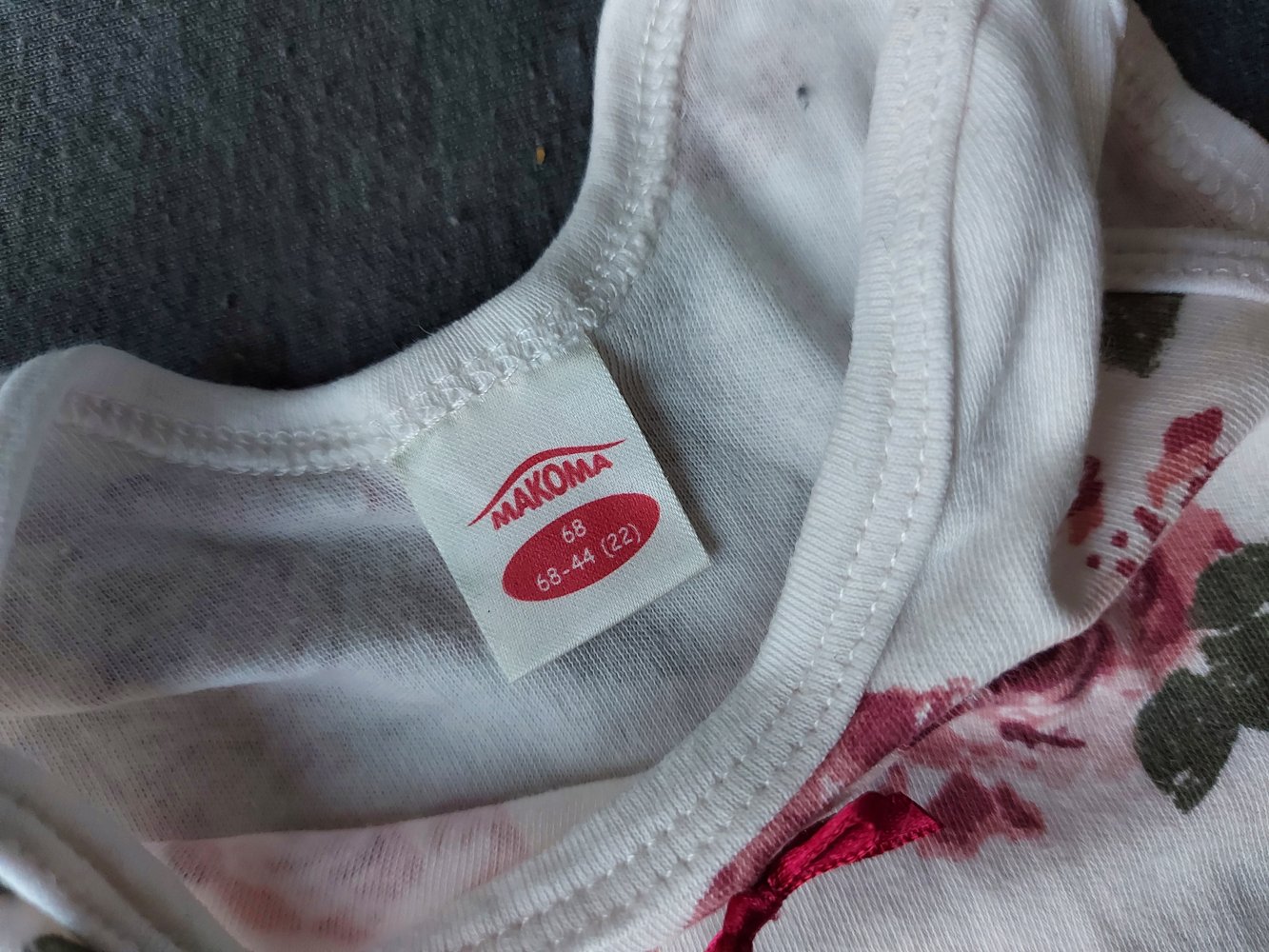 weißer Babystrampler mit Rosenmuster, Gr. 68 mit Füßchen