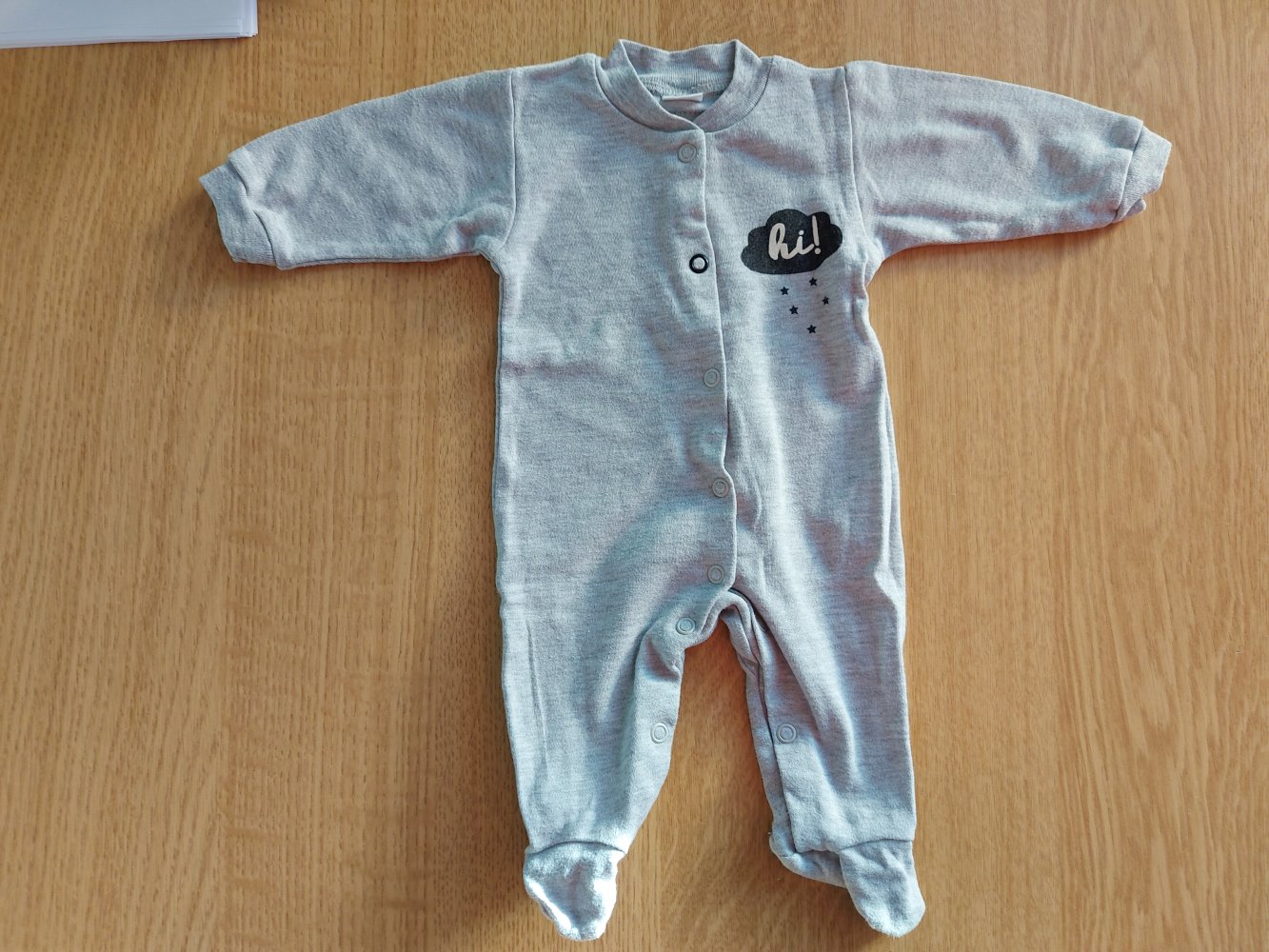 grauer Baby-Schlafanzug 