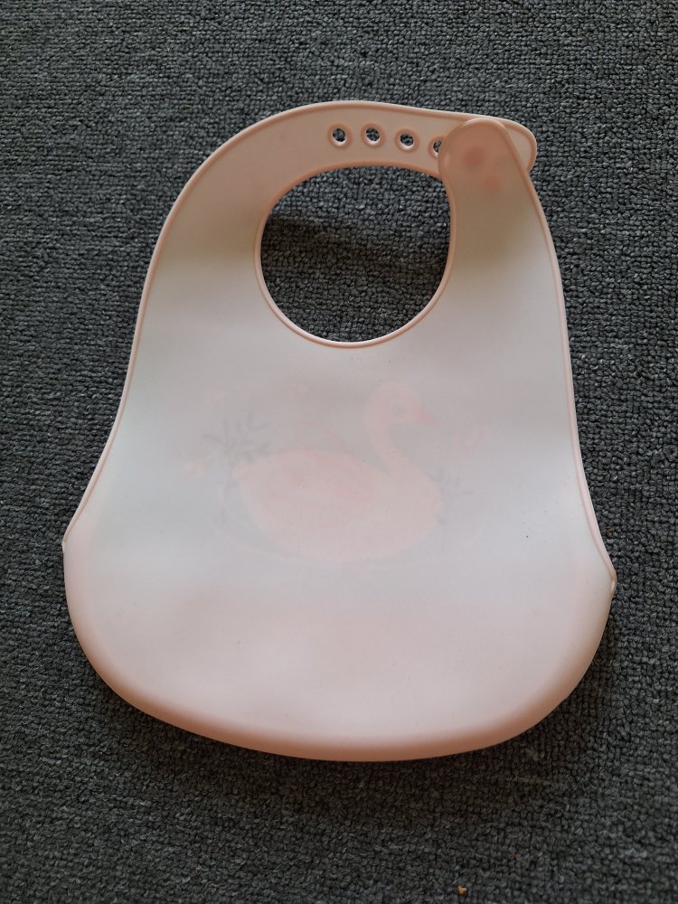 rosa Auffanglätzchen mit Schwan / abwaschbar