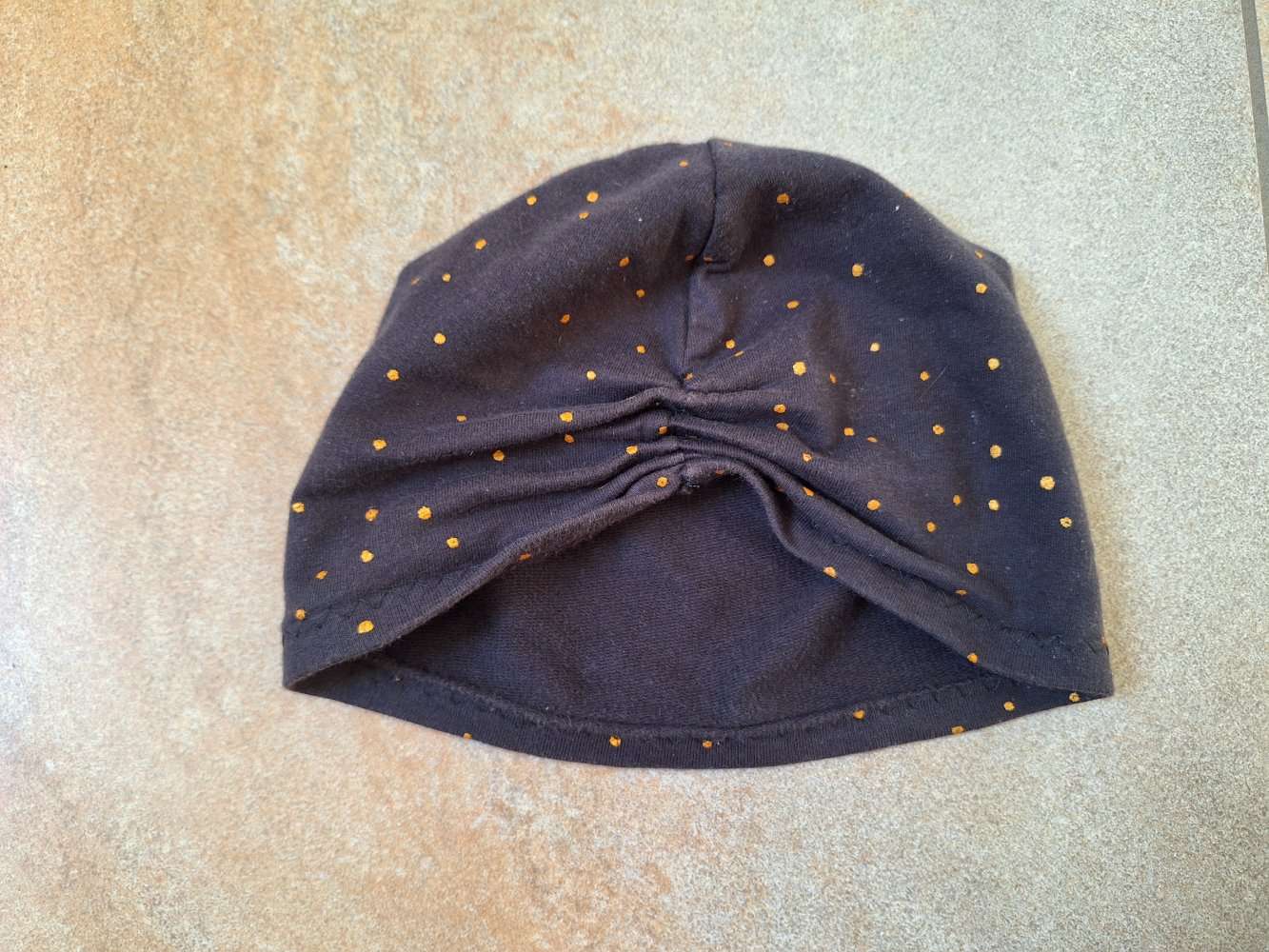 schwarzer Turbanmütze/Knotenmütze mit goldenen Punkten