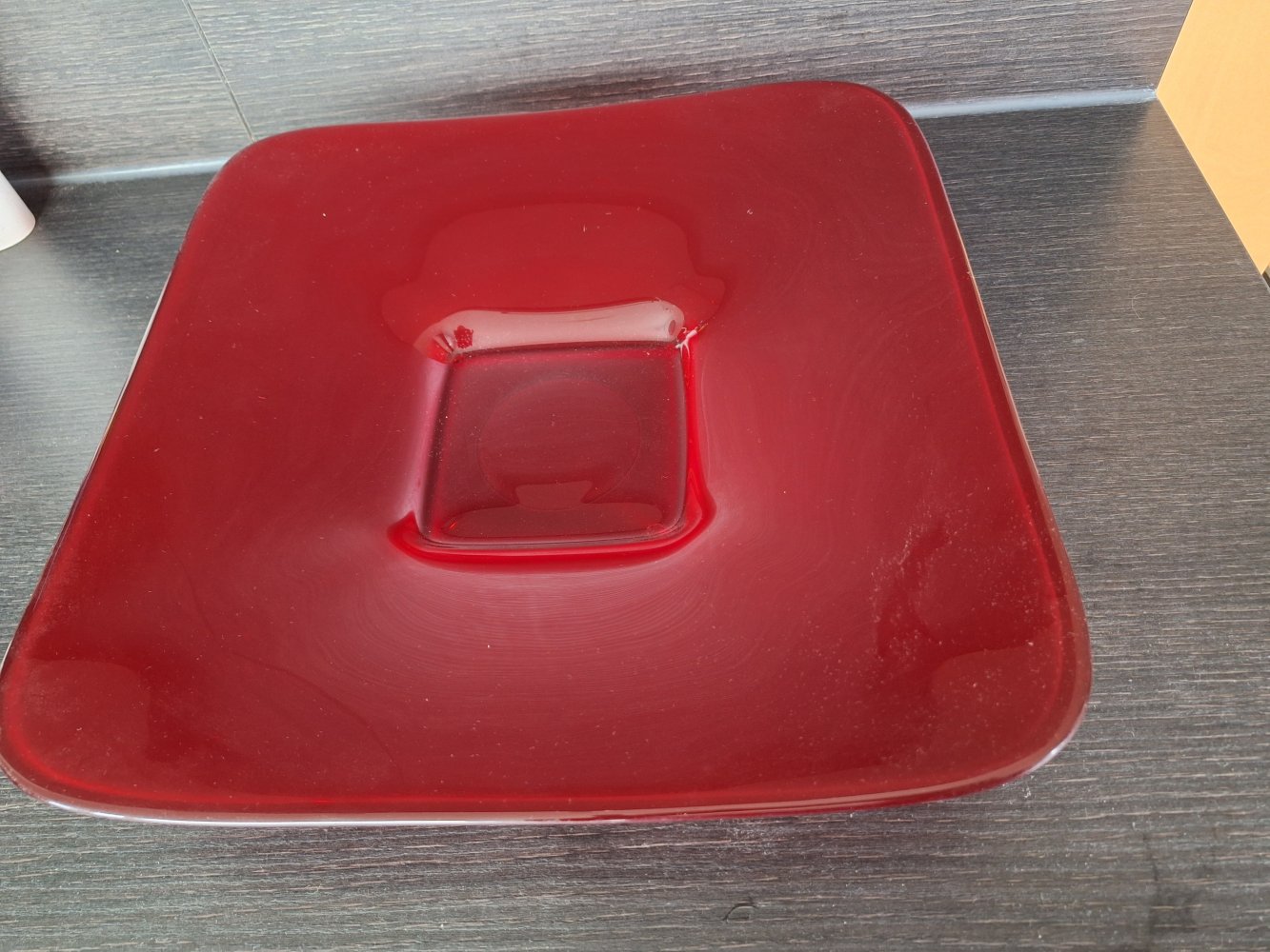 Flacher roter Teller oder Schale