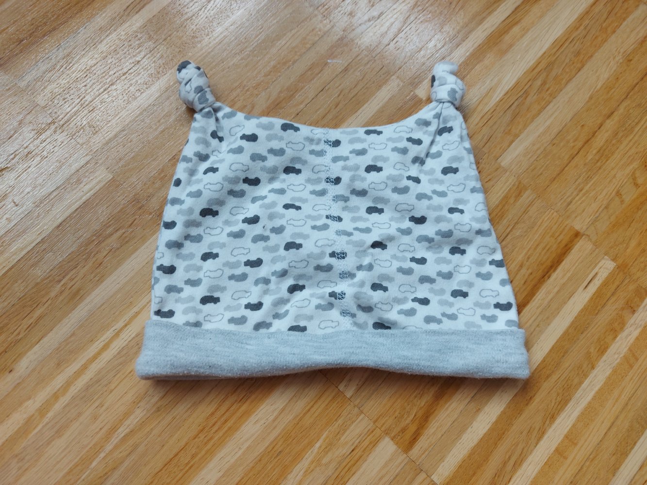 weiß-grau gemusterte Zipfelmütze Gr. 43-45