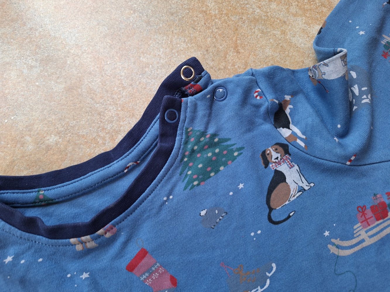 Blauer Weihnachtspullover mit Hunden und Weihnachtsmotiven, Gr. 86/92