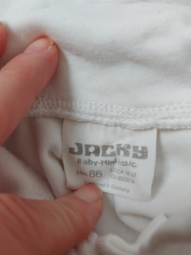 kurzärmliger weißer Baby-Body mit Hemdkragen und abnehmbarer Fliege, Gr. 80