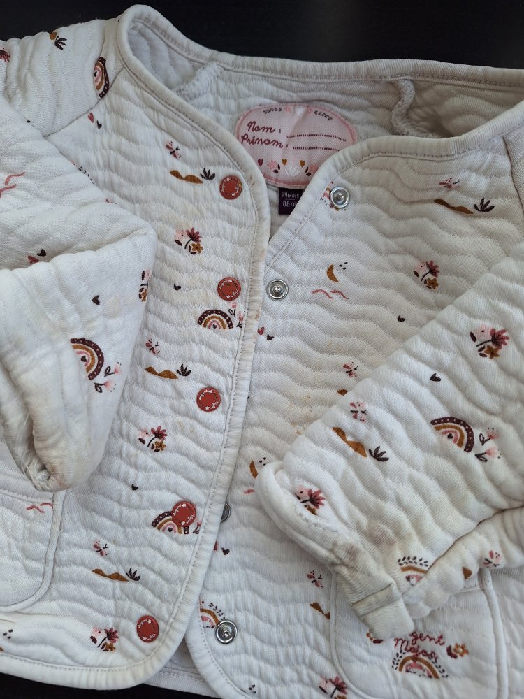 Weiße gesteppte Babyjacke mit Regenbögen, G. 86