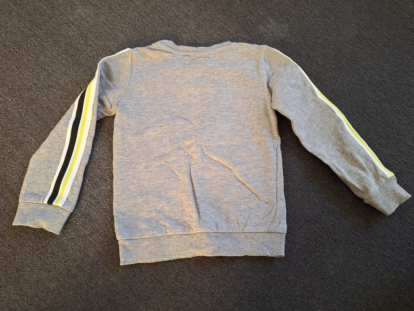 grauer Dinopullover Gr. 104 T-Rex