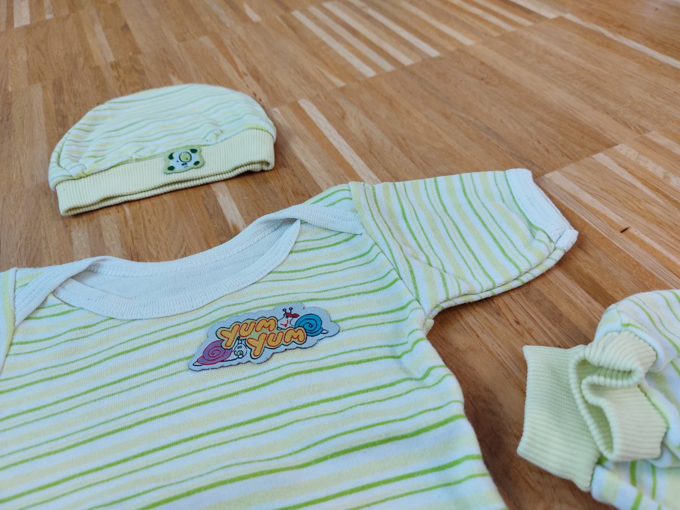 grün gestreiftes Erstlingsset: Body, Mütze, Kratzhandschuhe