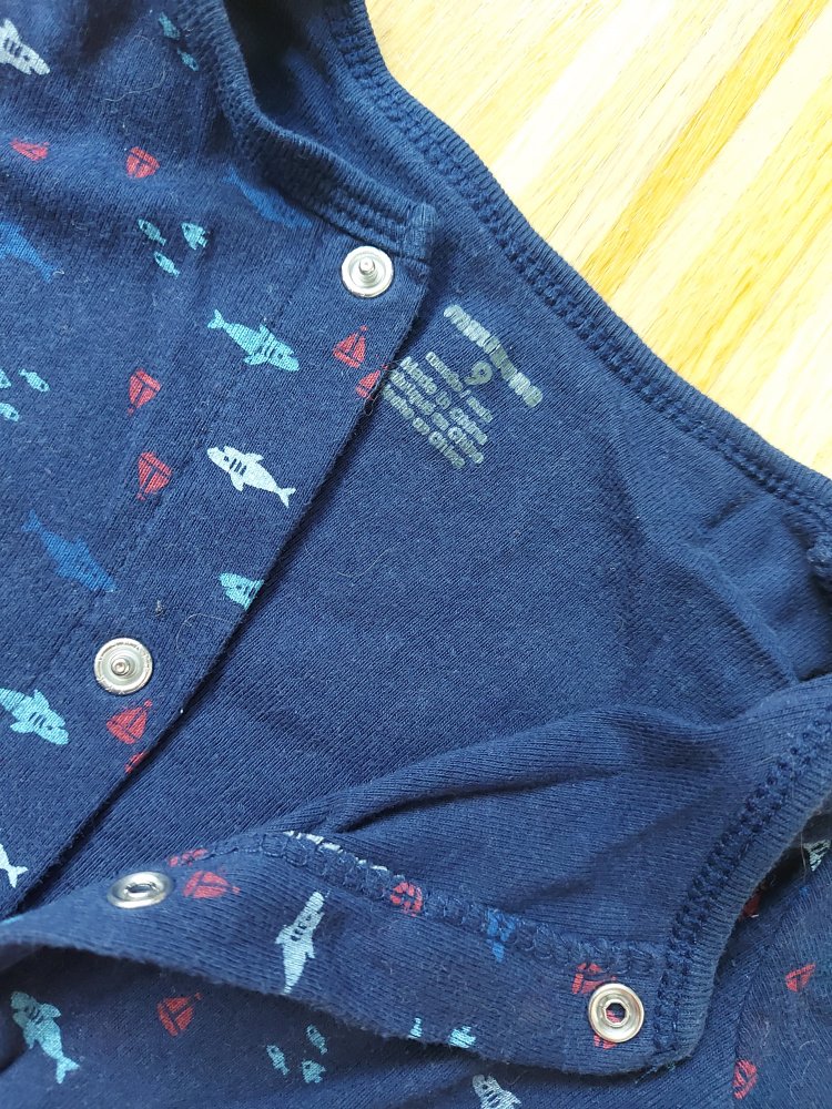 Dunkelblauer Babypyjama /Schlafstrampler mit Hai, Gr. 74 Jumper