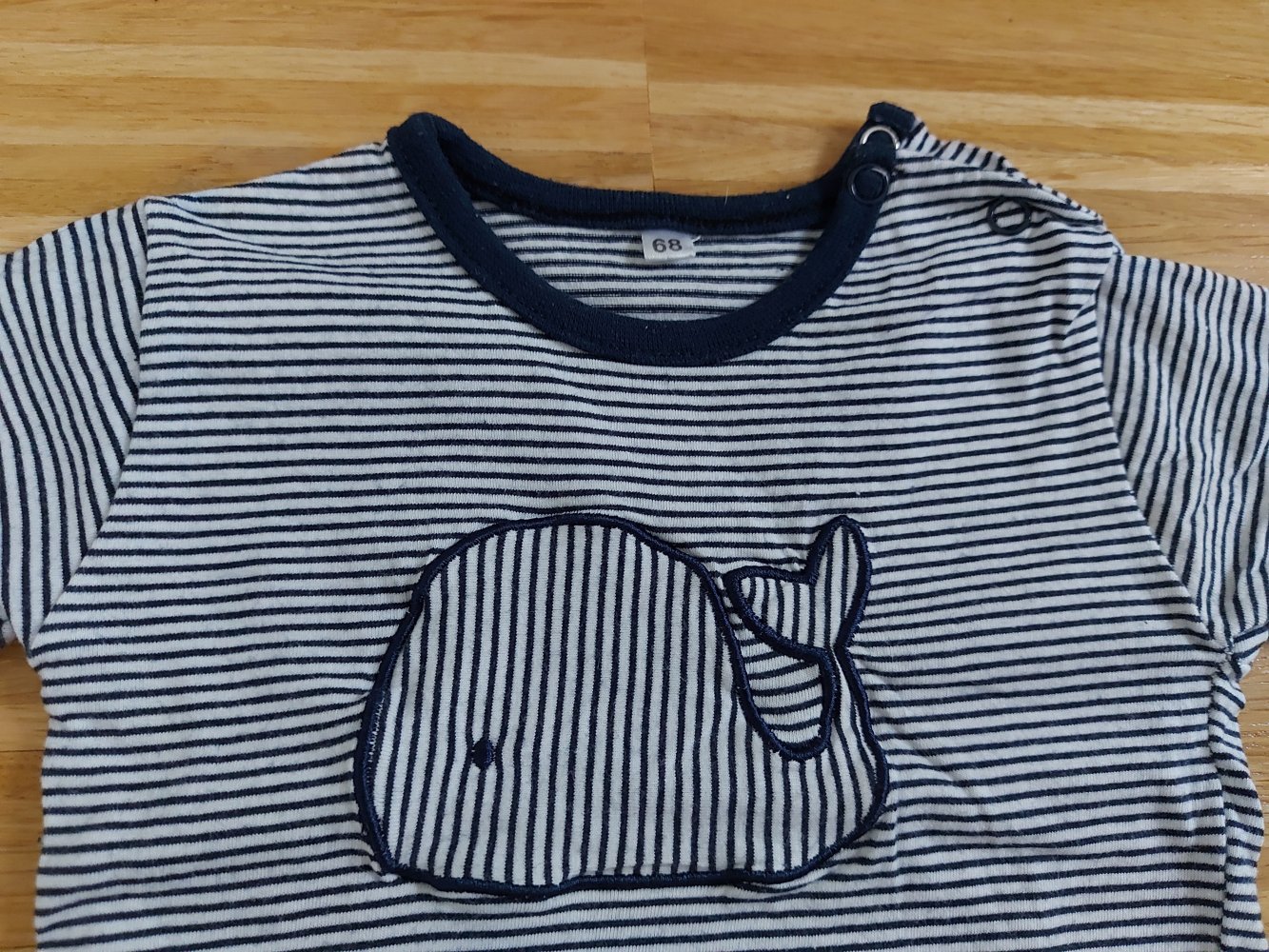 kurzärmliges weiß-blau gestreiftes T-Shirt mit Wal, Gr. 68