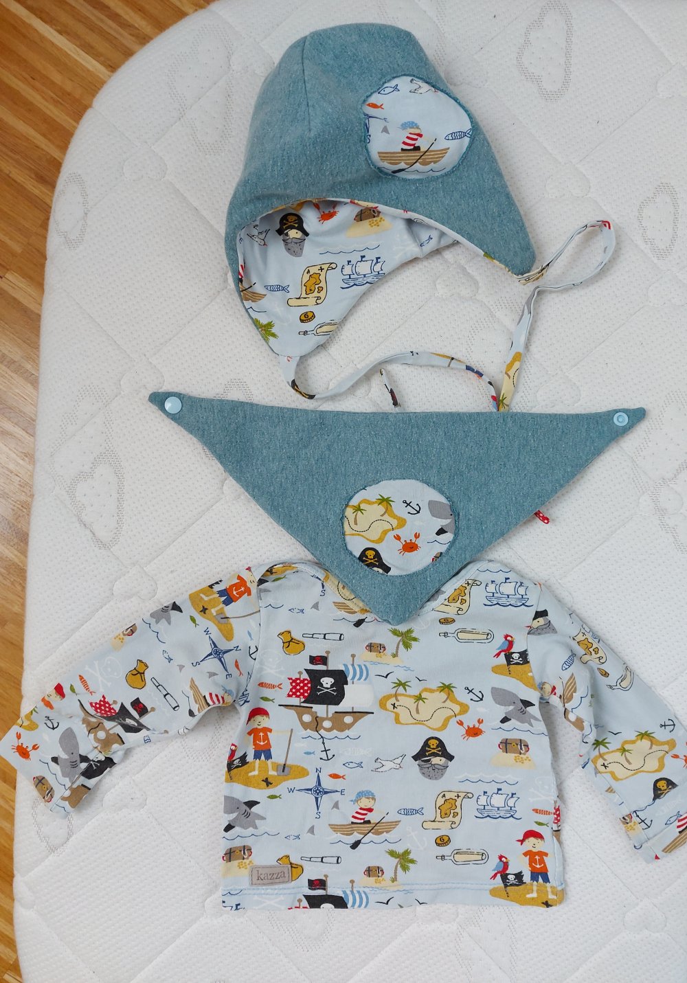 3-teiliges Set: Babypullover, Dreieckstuch und Mütze mit bunten Piratenmotiven