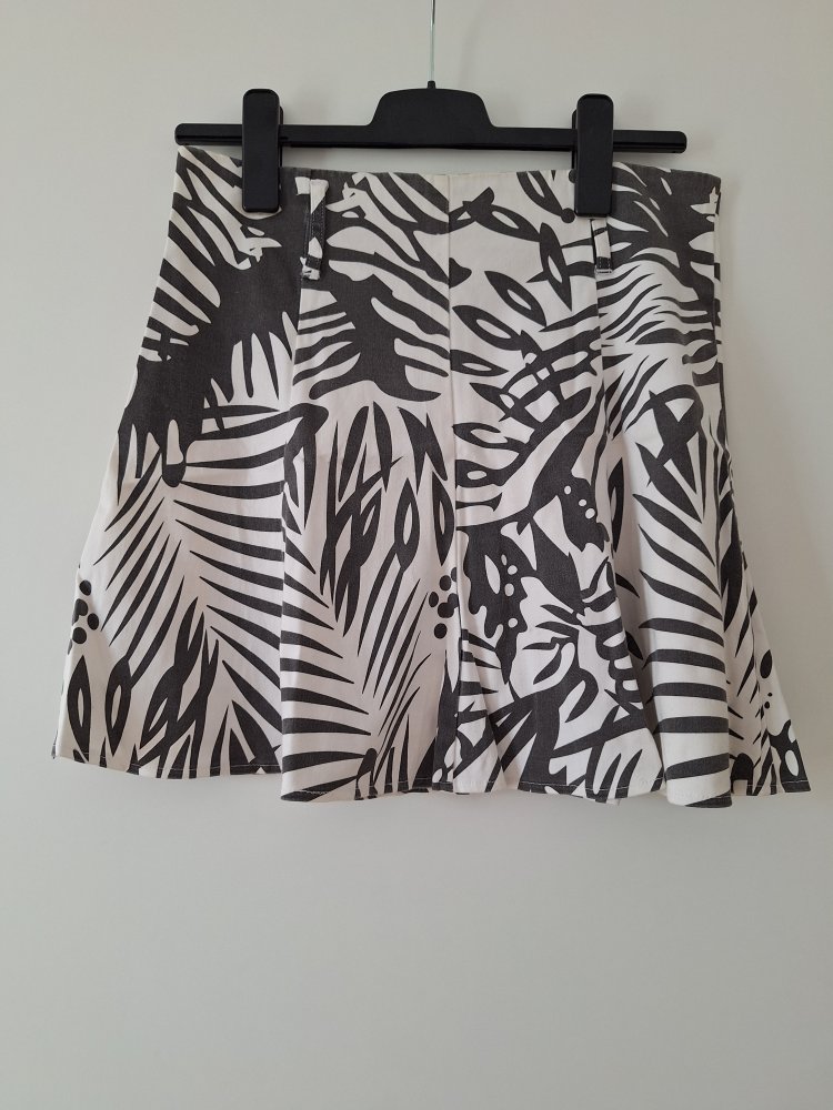 Weiß-grau gemusterter Sommerrock, Gr. 38 / Faltenrock / Minirock