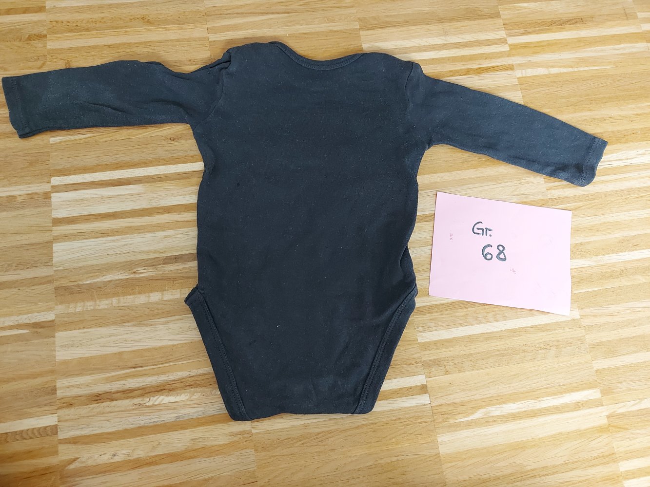 schwarzer Langarmbody Gr. 68 mit Sprechblase feed me now