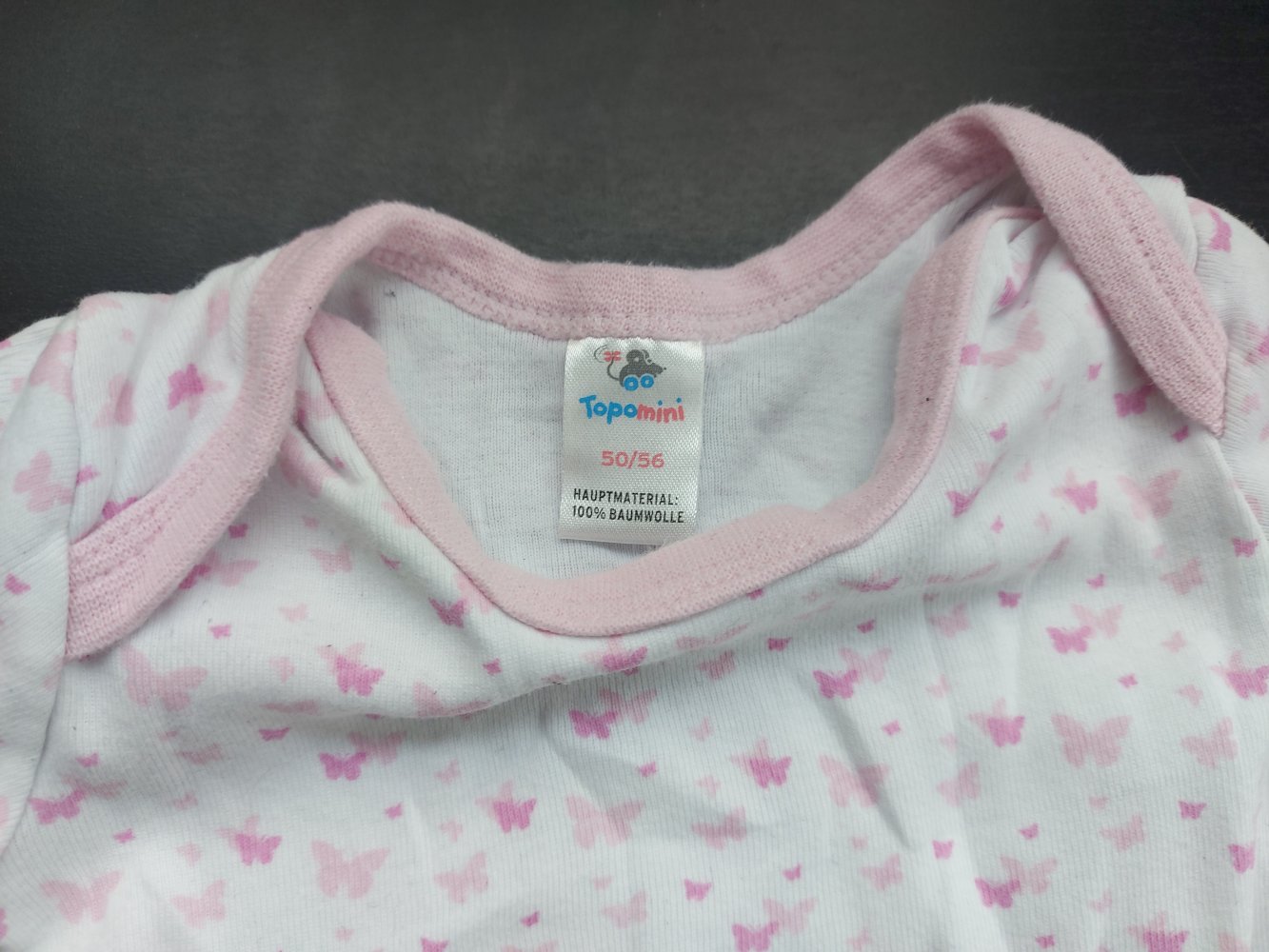 Niedlicher Kurzarmbody mit rosa Schmetterlingen, Gr. 50/56