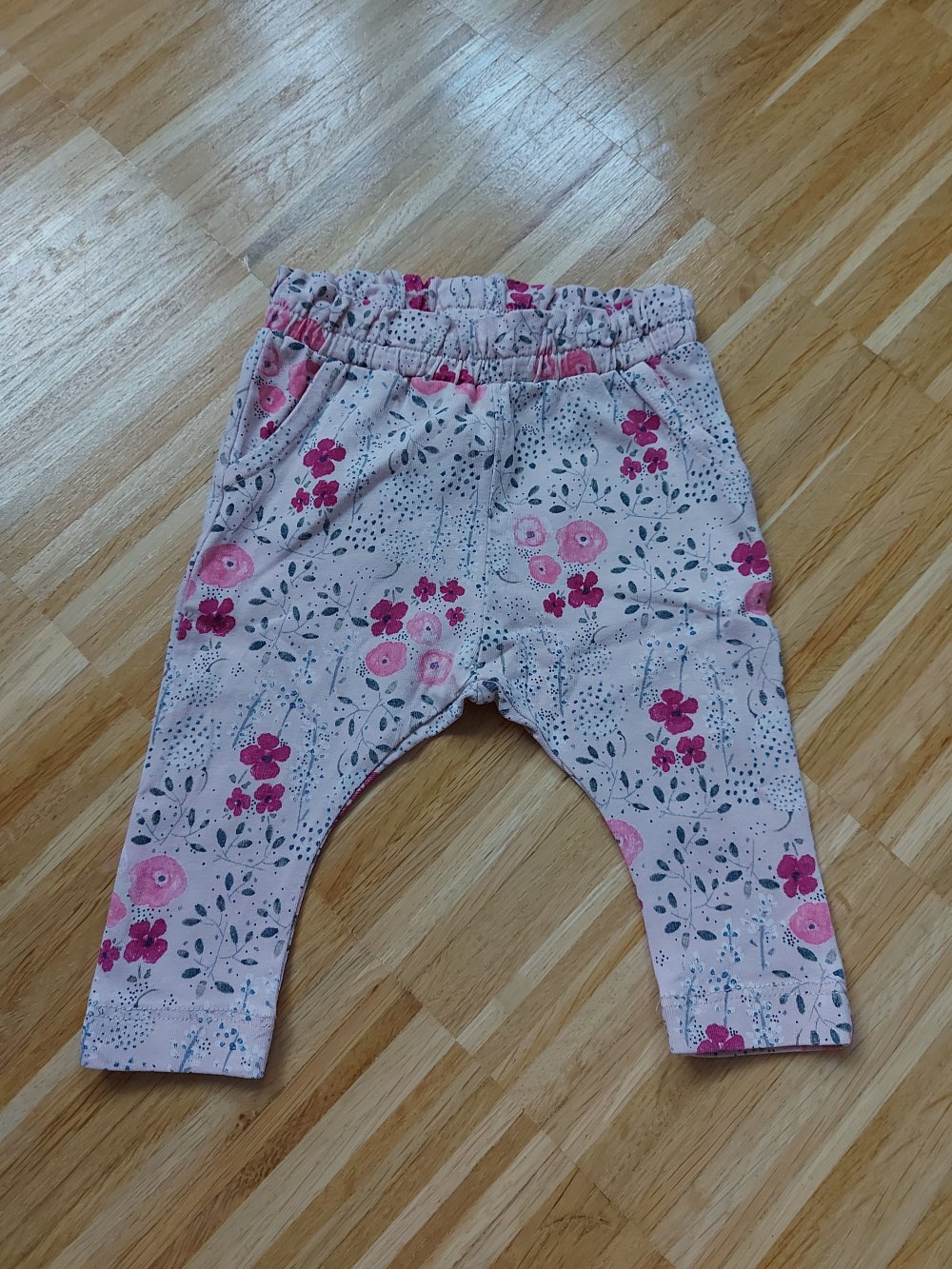 rosa geblümte Babyhose Gr. 56