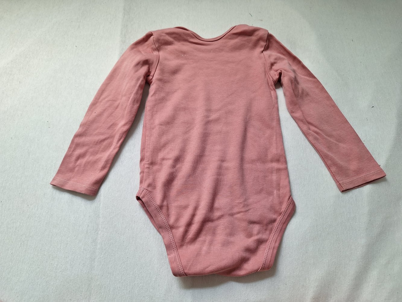 lachsfarbener Langarmbody Gr. 92
