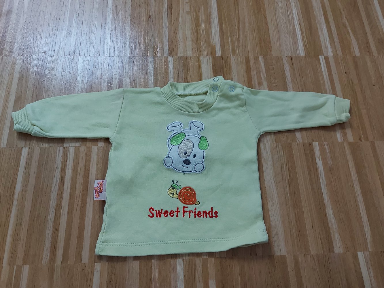 zitronengelber Babypullover Sweet friends mit Hund und Schnecke
