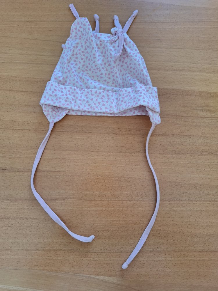 rosa gemustertes Mützchen mit Schnüren, Gr. 45