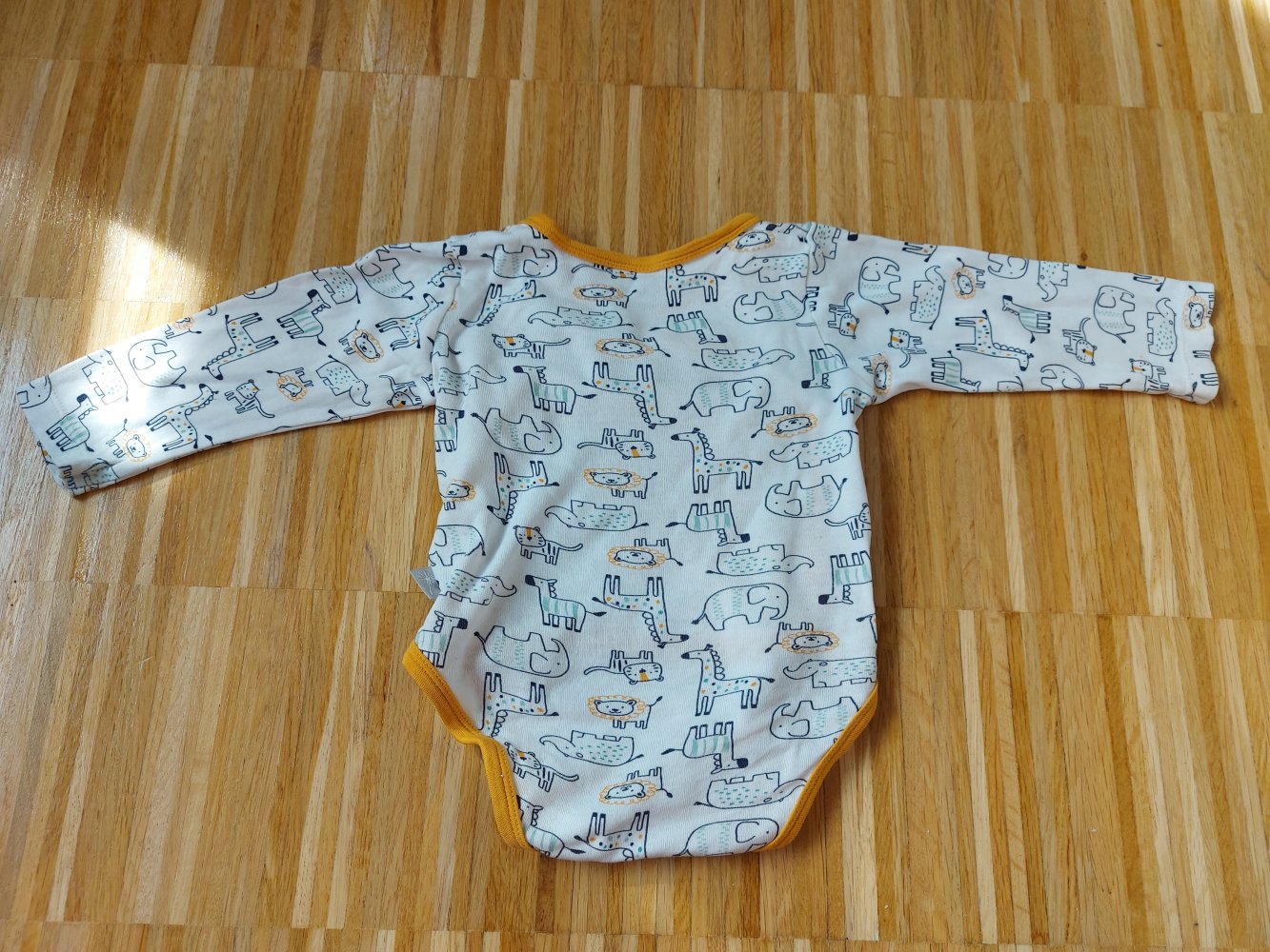 Weiß-oranger Langarm-Wickelbody in Gr. 62/68 mit niedlichen Wildtiermotiven