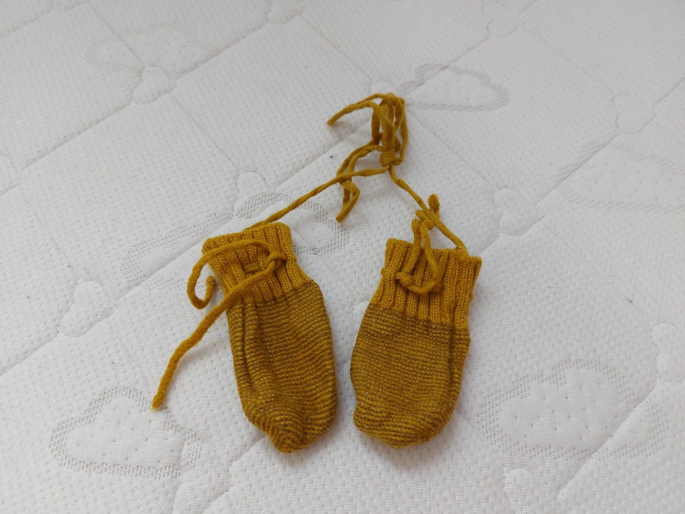 ockergelbe Babyhandschuhe / Babyfäustlinge