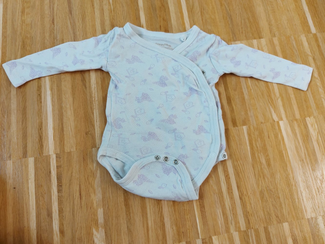 weißer Langarm-Wickelbody mit süßem lila Spatzen-Muster Gr. 50/56