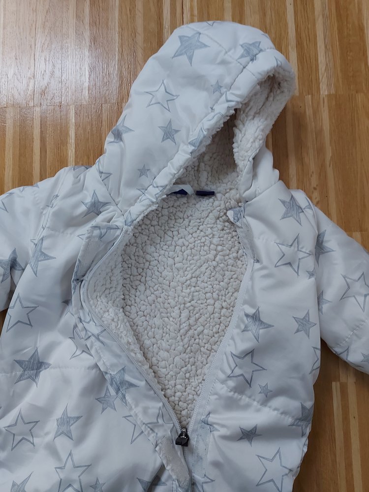 gefütterter weißer Schneeanzug mit Sternen, Gr. 62/68