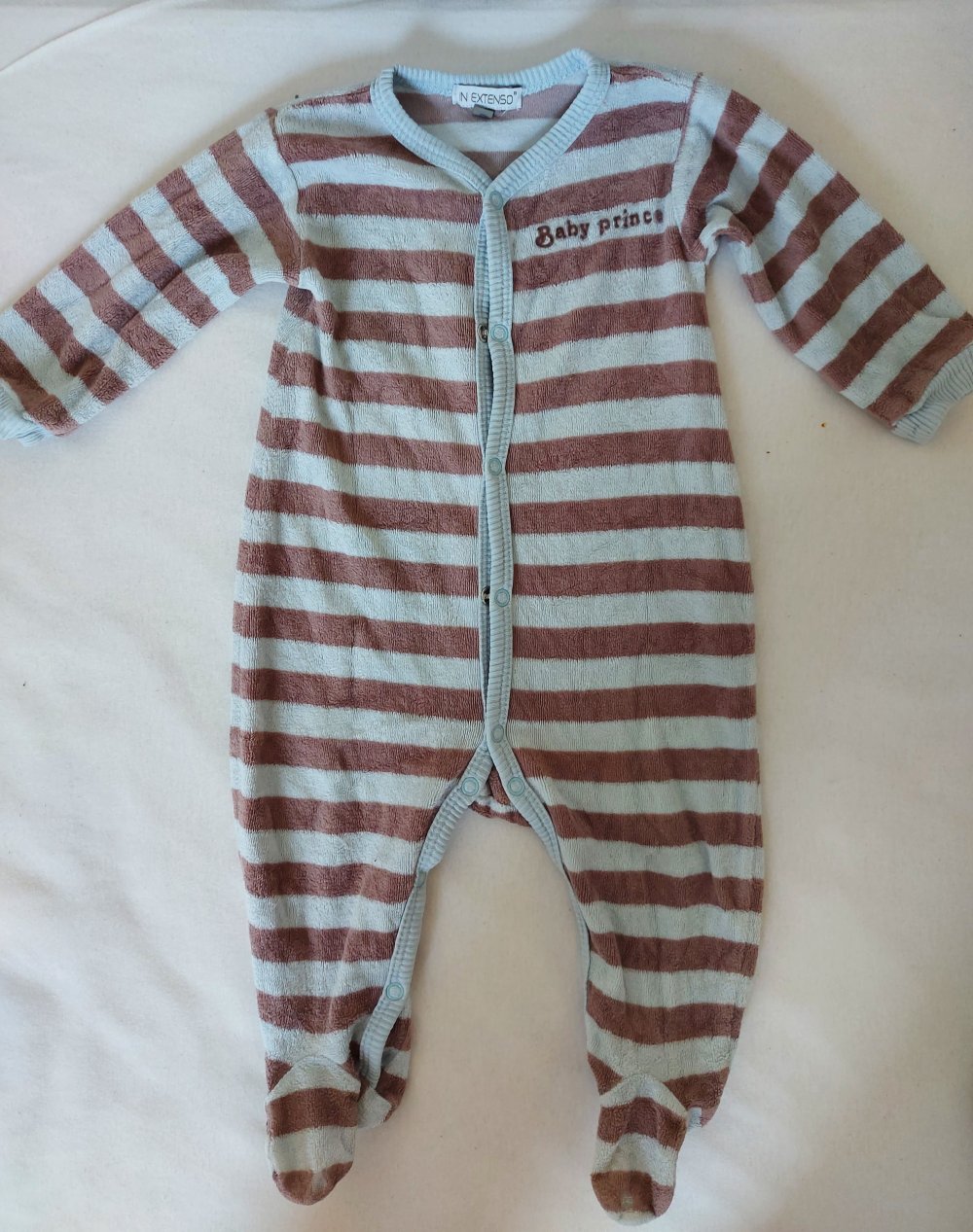 blau-braun gestreifter Babyschlafanzug 