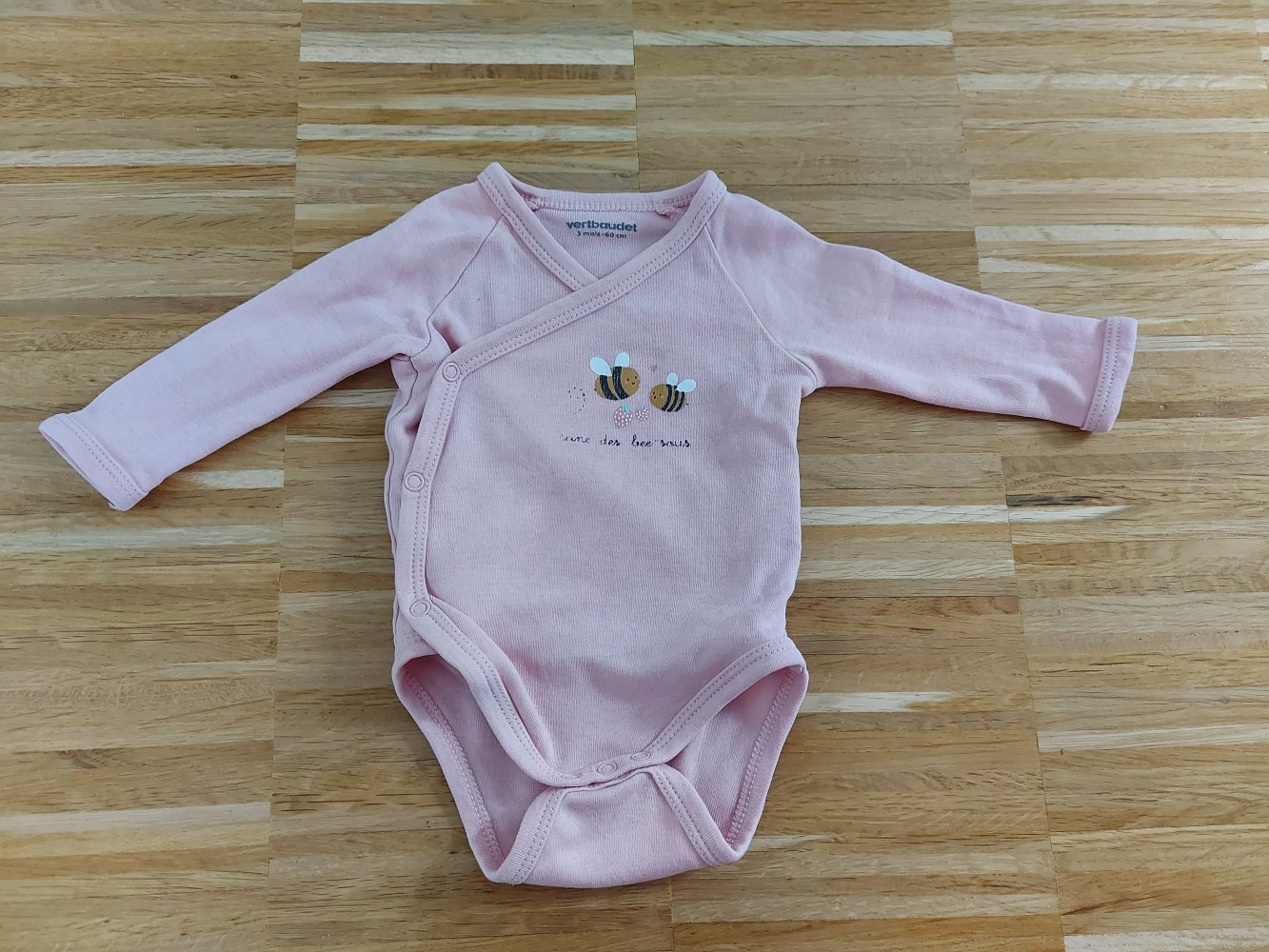 rosafarbener Langarm-Wickelbody mit Bienchen Gr. 60