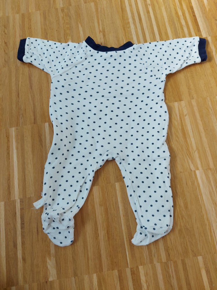 weißer Babyschlafanzug mit blauen Punkten und Piratenelefant Gr. 68