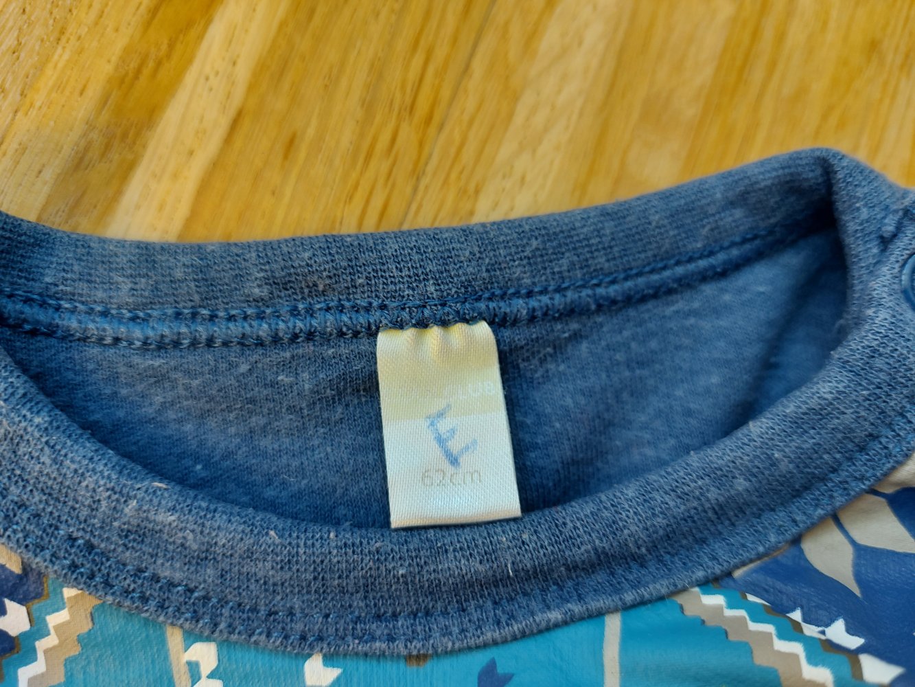 Blauer Langarmpullover mit Schal / Winterpullover für Babys Gr. 62