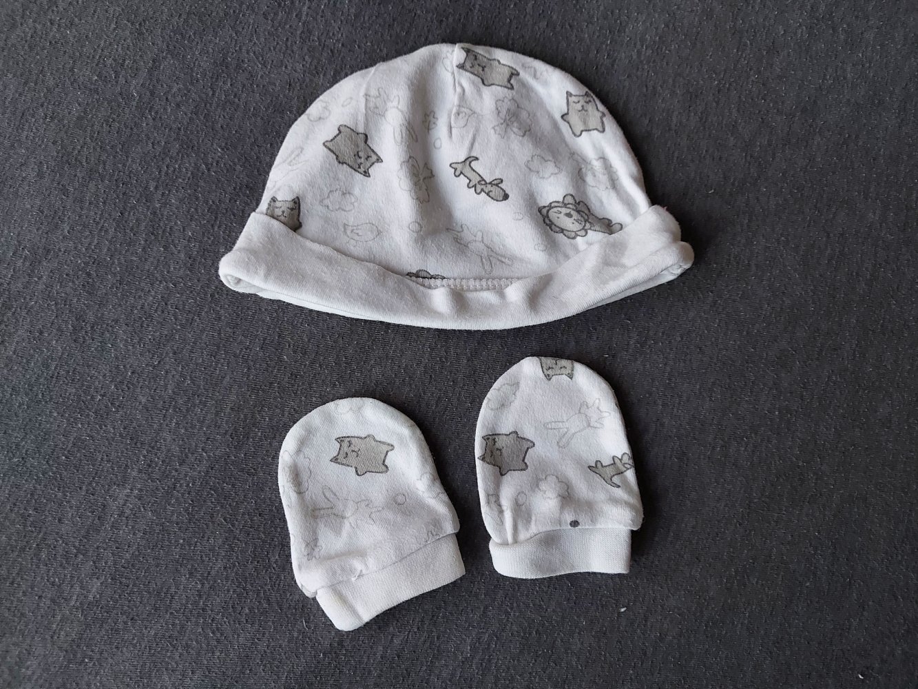 3-teiliges Babyset: weiße Babymütze und Kratzhandschuhe mit Tiermotiven