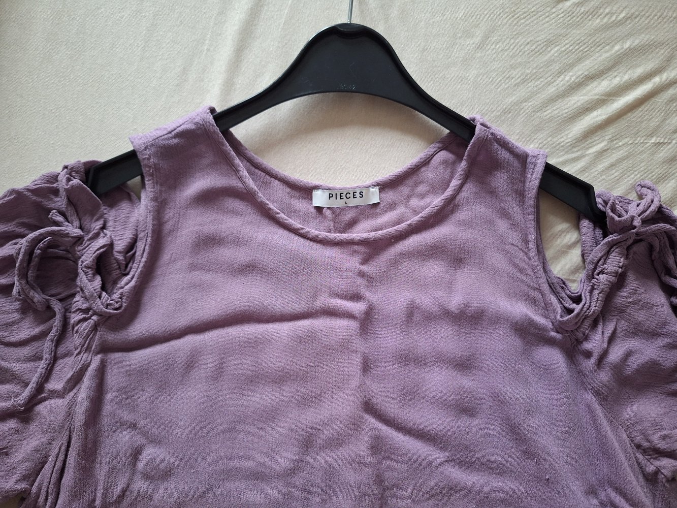 Fliederfarbenes T-Shirt mit Schulterauslassungen, Gr. L