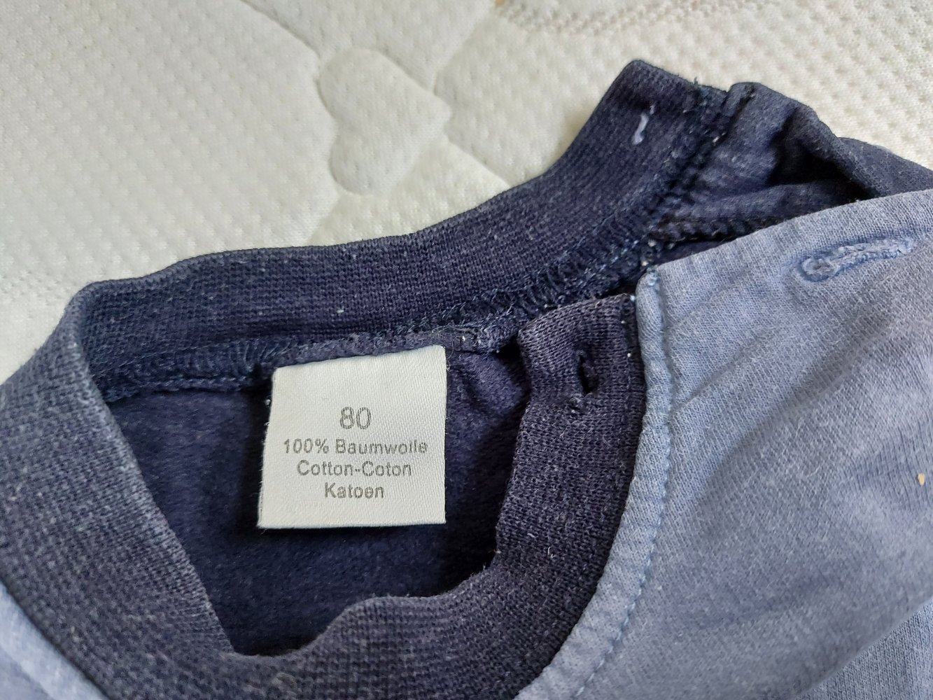 langärmliger blauer Babypullover 