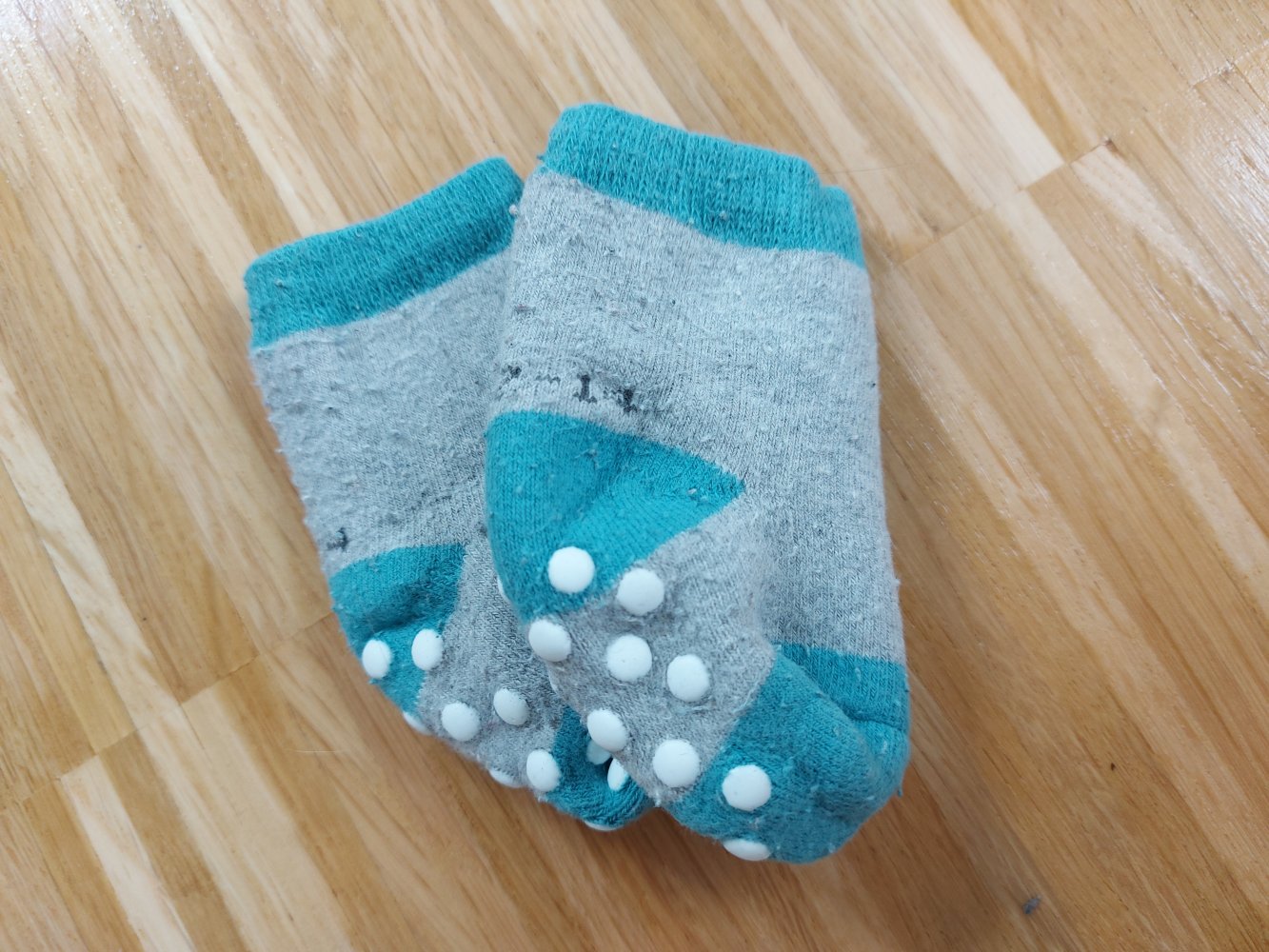 grau-türkise Socken mit Stoppernoppen, Gr. 12-14