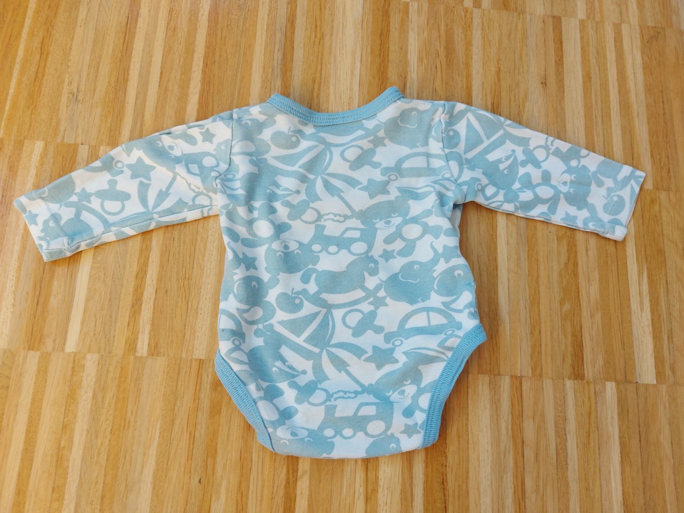 weiß-blauer Langarm-Wickelbody Gr. 56 