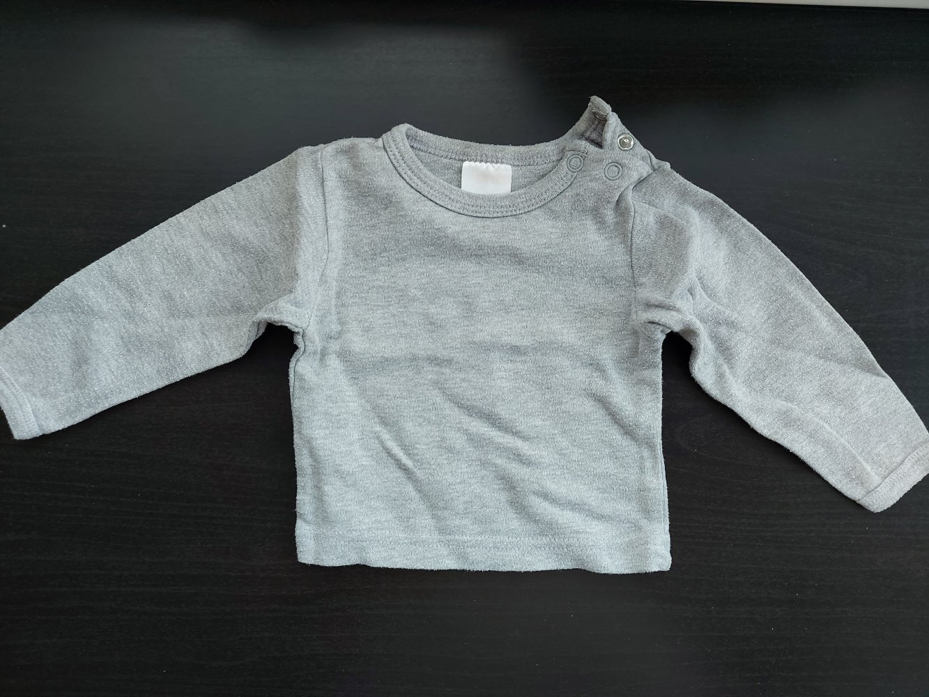 langärmliger grauer Babypullover Gr. 50/56 Longsleeve / Shirt unisex / geschlechtsneutral