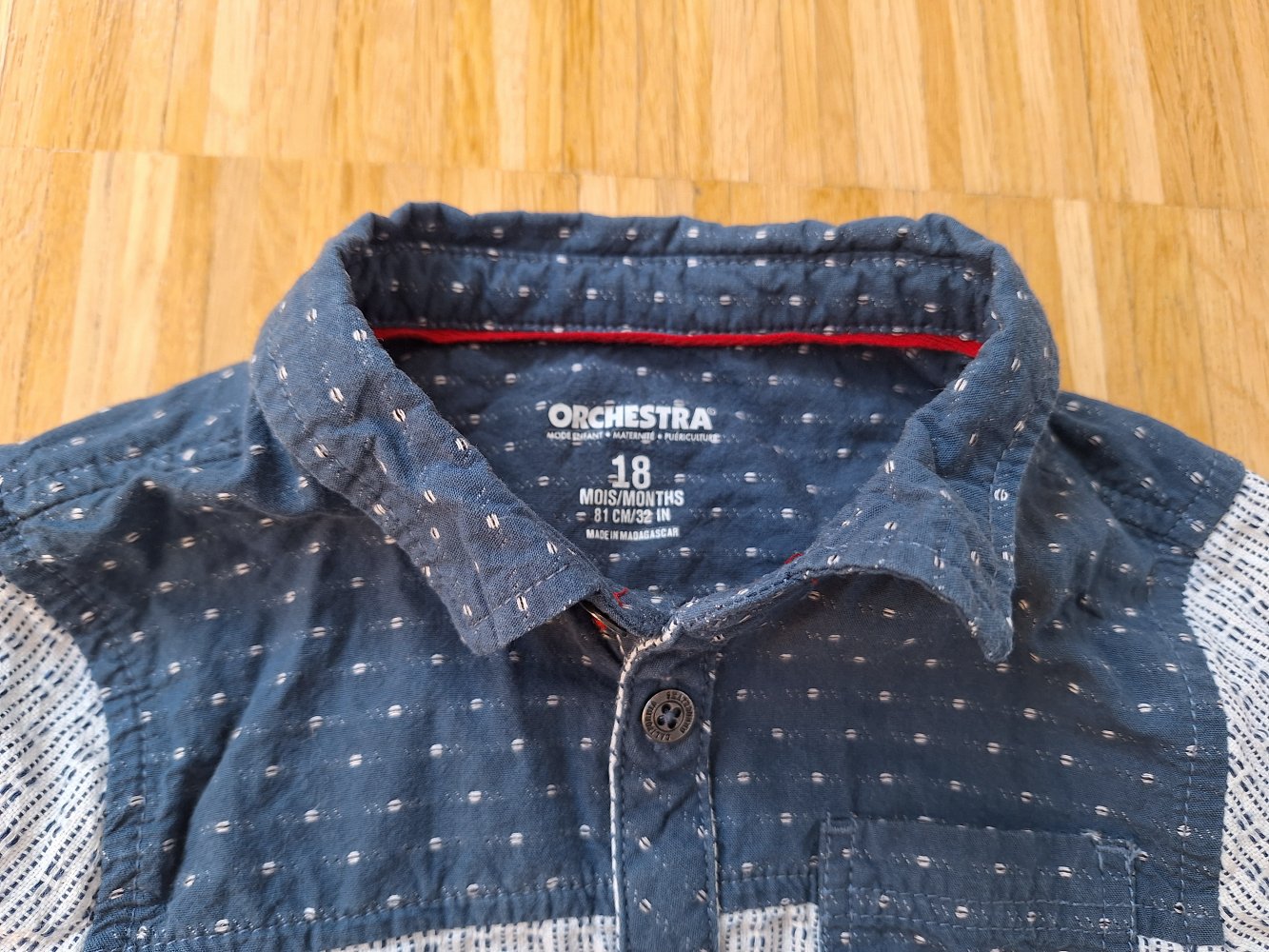 weiß-blaues langärmliges Hemd