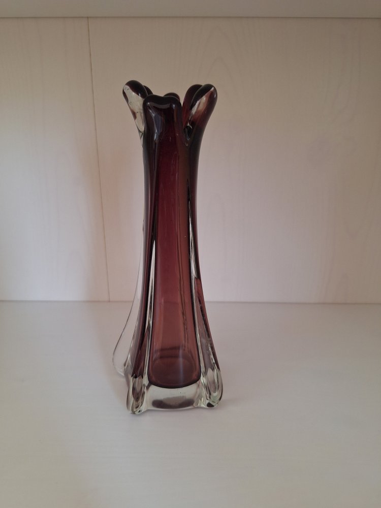 Schöne lila Vase