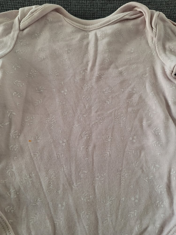 Zartrosa Langarm Body Gr. 62 mit zartem Muster