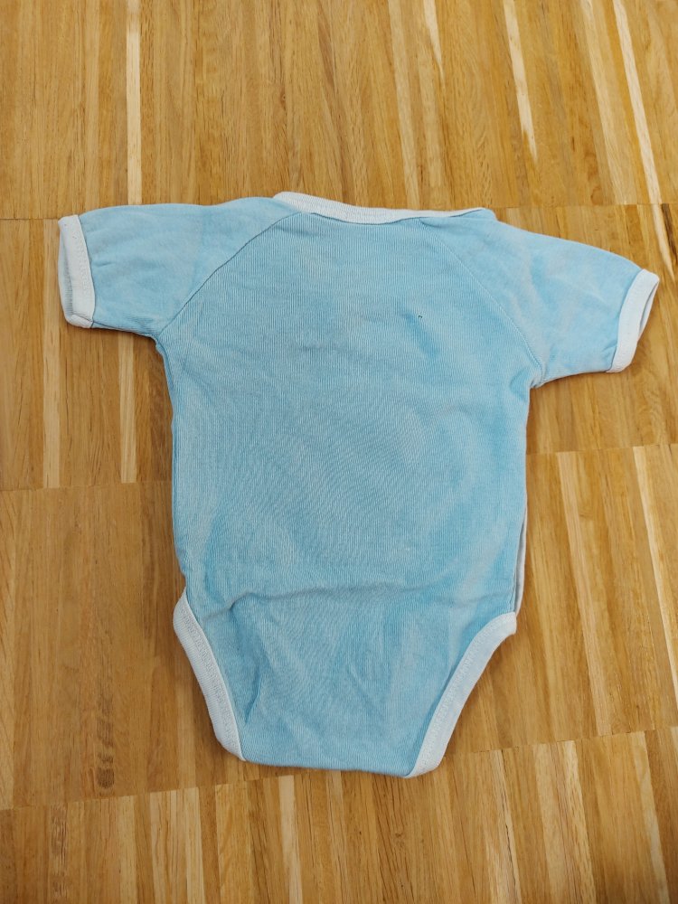 hellblauer Kurzarmbody Wickelbody Gr. 50-56