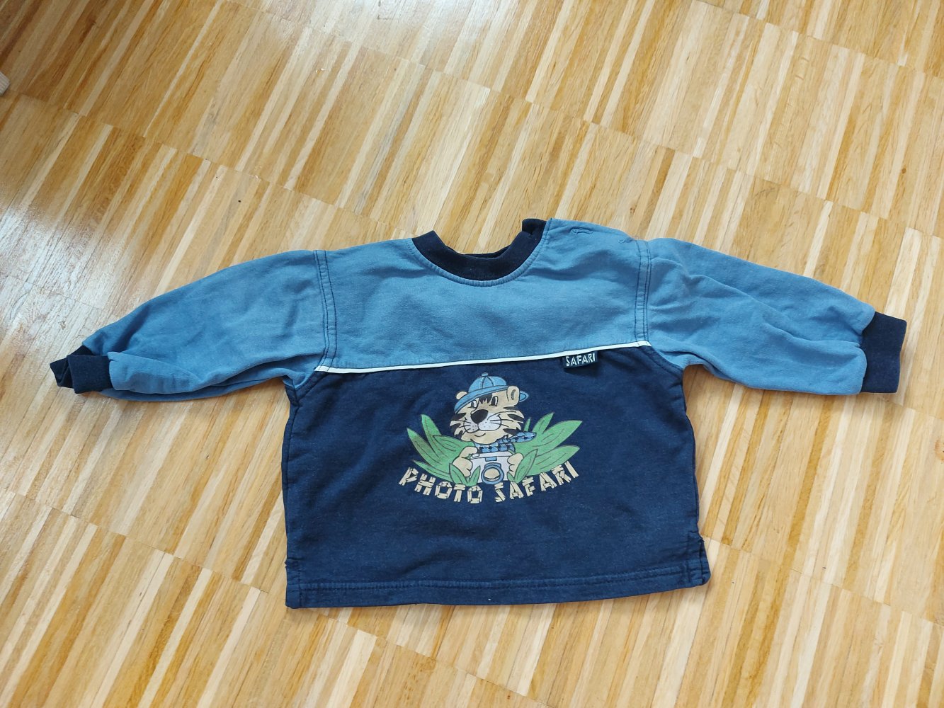 langärmliger blauer Babypullover 