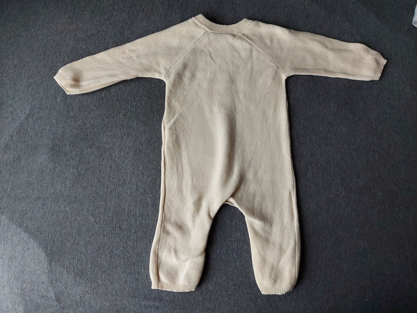 langärmliger beiger Babystrampler / Jumper mit Hase Gr. 68