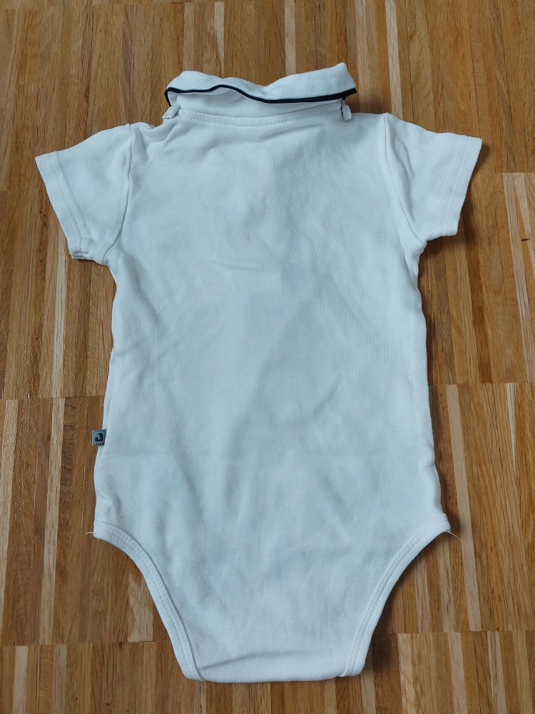 kurzärmliger weißer Baby-Body mit Hemdkragen und abnehmbarer Fliege, Gr. 80