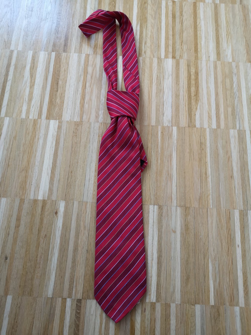 gestreifte rote Krawatte