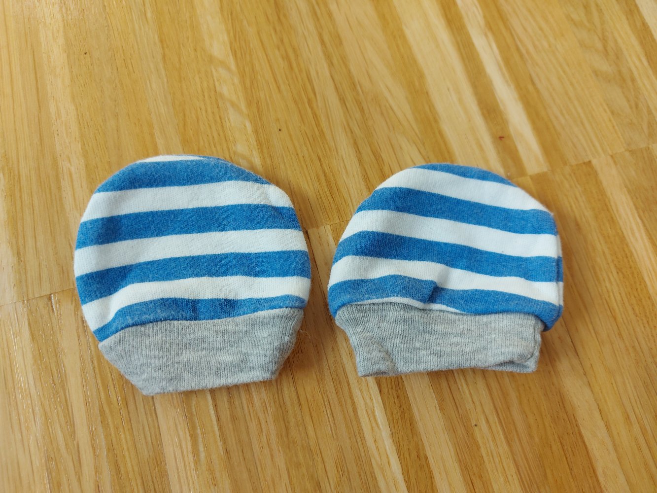 blau weiß gestreifte Kratzhandschuhe / Fäustlinge für Newborn / Überzieher